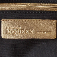 Alexander McQueen Clutch aus Leder in Gold