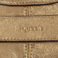 Alexander McQueen Clutch aus Leder in Gold