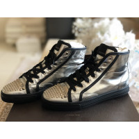 Gucci Sneakers aus Leder in Silbern