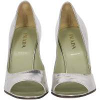 Prada Pumps/Peeptoes aus Leder in Silbern