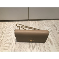 Prada Handtasche aus Leder in Nude