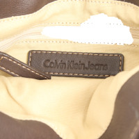 Calvin Klein Handtasche aus Leder in Braun