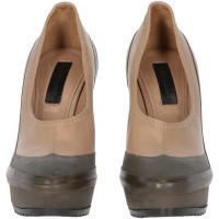 Burberry Pumps/Peeptoes aus Leder in Taupe