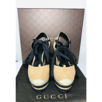 Gucci Chaussures compensées en Daim en Ocre