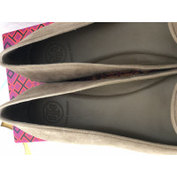 Tory Burch Slippers/Ballerina's Suède in Taupe