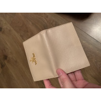 Prada Tasje/Portemonnee Leer in Beige