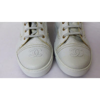 Chanel Sneakers aus Canvas in Weiß