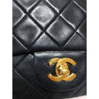 Chanel Classic Flap Bag Medium aus Leder in Blau