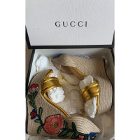 Gucci Sandalen aus Leder in Beige
