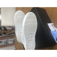 Chanel Sneakers aus Wildleder in Weiß