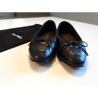 Chanel Slipper/Ballerinas aus Leder in Schwarz