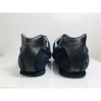 Chanel Sneakers aus Wildleder in Schwarz