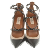 Valentino Garavani Pumps/Peeptoes aus Leder in Schwarz