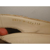 Chanel Pumps/Peeptoes aus Canvas in Creme