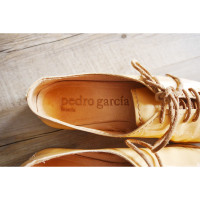 Pedro Garcia Chaussures à lacets en Cuir verni en Nude