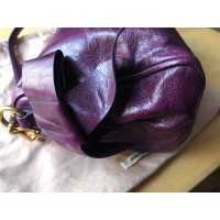 Miu Miu Handtasche aus Leder in Violett
