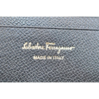 Salvatore Ferragamo Täschchen/Portemonnaie aus Leder in Schwarz
