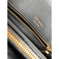 Prada Handtasche aus Leder in Grau