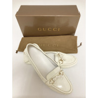 Gucci Loafers/Ballerina's van crème lakleder
