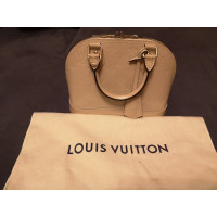 Louis Vuitton Alma BB23,5 aus Lackleder in Nude