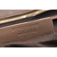 Yves Saint Laurent Handtasche aus Leder in Grau