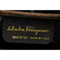 Salvatore Ferragamo Umhängetasche aus Wildleder in Braun