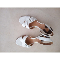 Chloé Sandalen aus Lackleder in Weiß