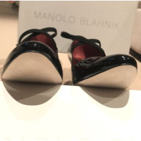 Manolo Blahnik Pumps/Peeptoes Lakleer in Zwart