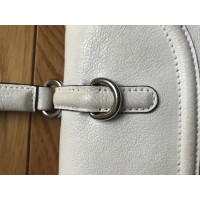 Miu Miu Handtasche aus Leder in Weiß