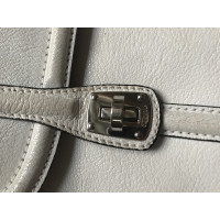 Miu Miu Handtasche aus Leder in Weiß