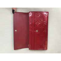 Louis Vuitton Täschchen/Portemonnaie aus Lackleder in Rot