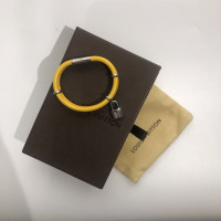 Louis Vuitton Armreif/Armband aus Leder in Gelb
