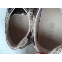 Guess Sneakers aus Lackleder in Braun