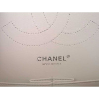 Chanel Classic Flap Bag aus Leder in Weiß