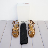 Yves Saint Laurent Sandalen aus Leder in Gold