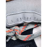 Chanel Sneakers aus Wildleder in Grau