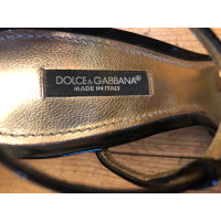 Dolce & Gabbana Sandalen aus Lackleder in Schwarz