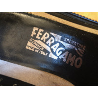 Salvatore Ferragamo Pumps/Peeptoes aus Lackleder in Schwarz