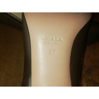 Prada Pumps/Peeptoes aus Leder in Grau