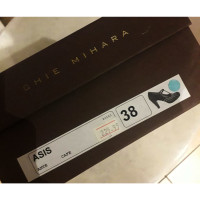Chie Mihara Pumps/Peeptoes aus Wildleder in Braun