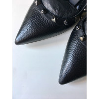 Valentino Garavani Pumps/Peeptoes aus Leder in Schwarz