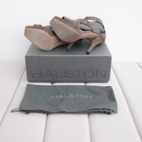 Halston Heritage Sandalen aus Wildleder in Taupe