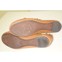 Tory Burch Slipper/Ballerinas aus Leder in Ocker