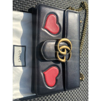 Gucci GG Marmont Camera Bag Medium aus Leder in Schwarz