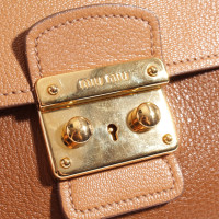 Miu Miu Handtasche aus Leder in Braun