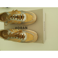 Hogan Sneakers aus Wildleder in Gold