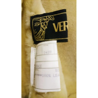 Versace Jacke/Mantel aus Pelz in Ocker