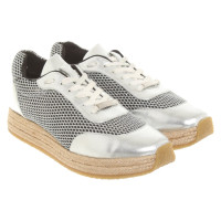 Stella McCartney Sneakers aus Leder in Silbern