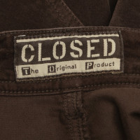 Closed bruine rok