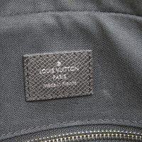 Louis Vuitton Umhängetasche aus Taiga-Leder